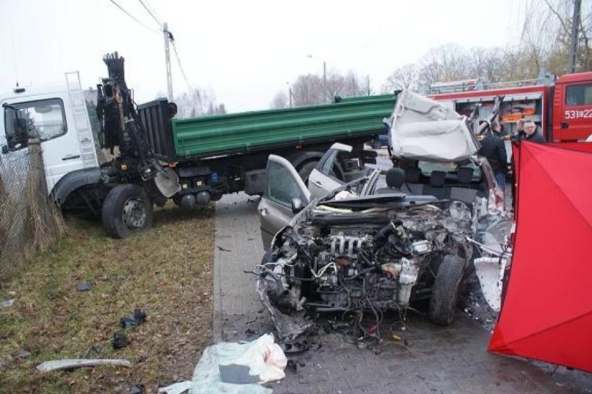 Kierowca renault clio zginął w wypadku na ulicy 1 Maja w...