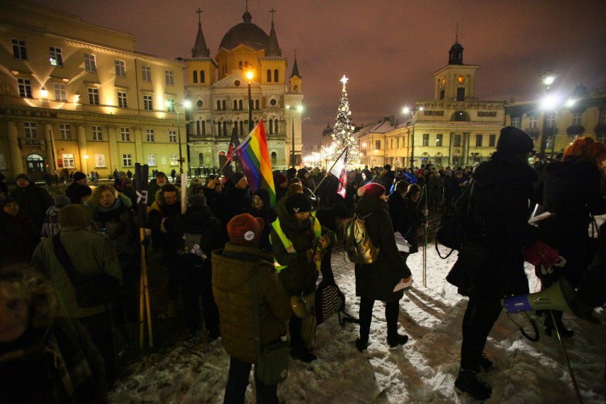 Manifestacja w obronie praw kobiet na Placu Wolności. Protest zgromadził około 500 osób [zdjęcia]