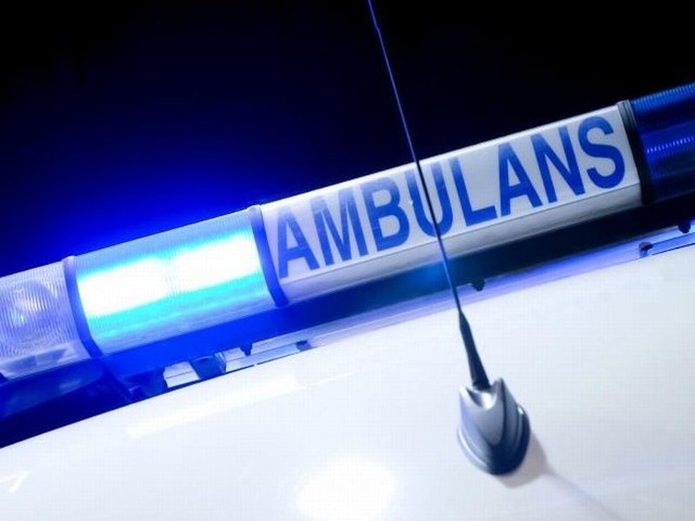 Ambulans utknął na zasypanej śniegiem drodze gruntowej w Wiewiórkach