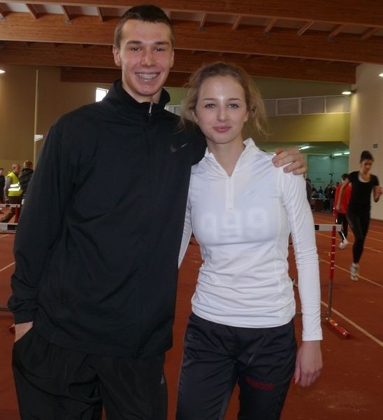 Karolina Kołeczek (z lewej) w czasie sobotniego mityngu dwa razy poprawiła rekord życiowy na 60 metrów. Obok Jakub Chmielnicki, który również ustanowił &#8222;życiówkę&#8221;.