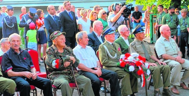 W uroczystościach wzięli udział między innymi kombatanci, przedstawiciele władz miasta, harcerze, wojskowi i mieszkańcy Tarnobrzega.