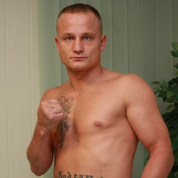 Wśród amatorów PawełGłażewski nie ma sobie w kraju równych w wadze 81 kg. Wielu fachowców wróży mu dużą karierę na zawodowych ringach.