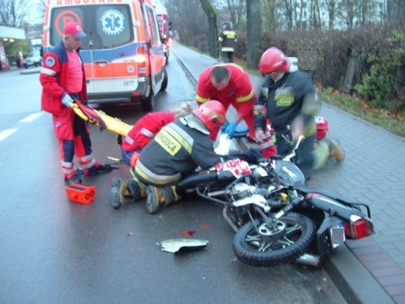Kierowca motocykla doznał obrażeń. Zbadany i unieruchomiony...