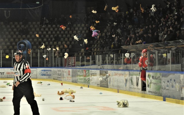 Ekstraklasa hokejowa: Re-Plast Unia Oświęcim - Zagłębie Sosnowiec 4:5. Po golu zdobytym przez Mirosława Zatkę, dającego oświęcimianom prowadzenie 1:0, na lód spadł "deszcz" pluszaków rzuconych przez kibiców z okazji Teddy Bear Toss.