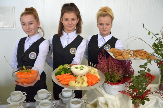 Uczniowie szkoły gastronomicznej przygotowali ciastka z pełnych ziaren, surówki i dipy z jogurtu z koperkiem i czosnkiem