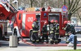 Pożar w Gdyni 17.04.2019. Pali się mieszkanie przy ul. Pańskiej na Witominie. Na miejscu pracują cztery zastępy straży pożarnej