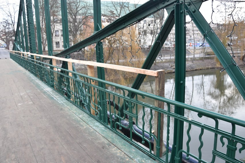 Opolanie zastanawiają się, co się stało z zabytkową lampą z Mostu Groszowego
