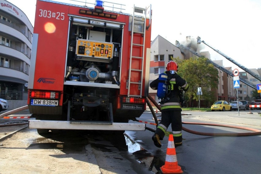 Pożar na Krzyckiej. Osiem zastępów straży w akcji, ewakuowano mieszkańców