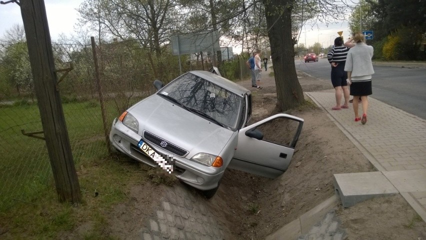 Wrocław: Kolejny wypadek na Maślicach. Auto w rowie, mężczyźni uciekli (ZDJĘCIA)