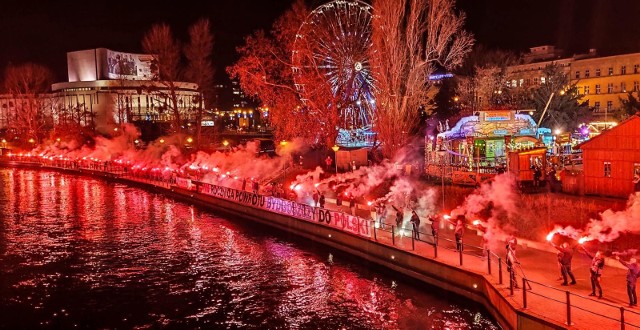 "100 rac na 100-lecie" happening pod taką nazwą zorganizowali w poniedziałek, 20 stycznia, Bydgoscy Patrioci i kibice Zawiszy. Uczestnicy akcji uczcili w ten sposób setną rocznicę powrotu Bydgoszczy do Macierzy. Przed happeningiem odbyła się msza święta w intencji Romana Dmowskiego.Więcej zdjęć na następnych stronach.