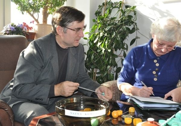 Zbigniew Kantorowicz (pierwszy z lewej), dyrektor tarnobrzeskiej Delegatury Krajowego Biura Wyborczego w trakcie losowania numerów lokalnym komitetom wyborczym z powiatów kolbuszowskiego, mieleckiego, niżańskiego, stalowowolskiego oraz tarnobrzeskiego.Wyniki losowania były natychmiast spisywane.