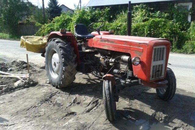 Traktor, który wjechał w drzwi sklepu trafił potem na policyjny parking.