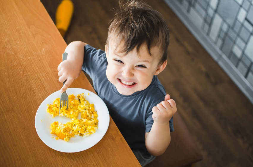 Dzieci chętnie pomogą w przygotowaniu potraw z jajkami