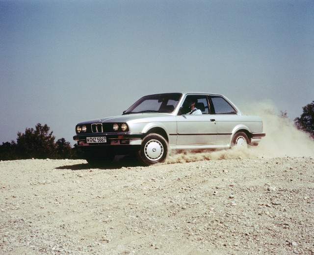 Aktualnie co trzeci klient decyduje się na zakup BMW z xDrive. Poprzednikiem elektronicznie sterowanego napędu był mechaniczny układ. Jego oficjalna prezentacja miała miejsce jesienią 1985 roku, podczas salonu samochodowego we Frankfurcie. Pierwszym powojennym BMW z napędem na cztery koła był sedan 325i Allrad, który trafił na rynek pod oznaczeniem 325iX.Fot. BMW