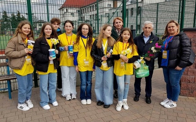 Tak wyglądało przywitanie wiosny w Kazimierzy Wielkiej rok temu. Na zdjęciu Adam Bodzioch, burmistrz Kazimierzy Wielkiej oraz nauczyciele i uczniowie, zaangażowani w zbiórkę charytatywną na hospicja.