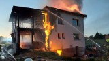 Aktualizacja. Pożar domu jednorodzinnego w Miłobądzu. Na miejscu działało osiem zastępów straży pożarnej 