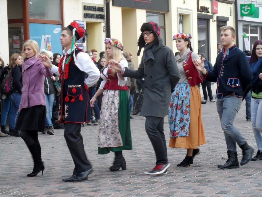 Ok. 200 osób tańczyło poloneza na rynku w Lublińcu