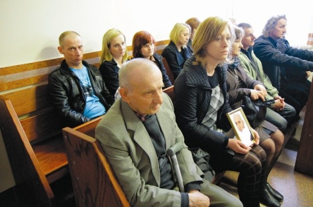 Kilkanaście osób uczestniczyło wczoraj w posiedzeniu białostockiego sądu rejonowego. Wielu miało ze sobą zdjęcia zmarłych braci, mężów i synów. 