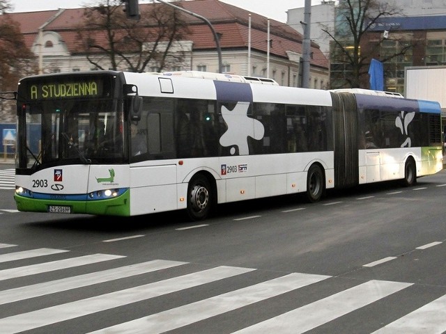 Pijani nastolatkowie awanturowali się w autobusie. Wybili też szybę zanim zostali zatrzymani.