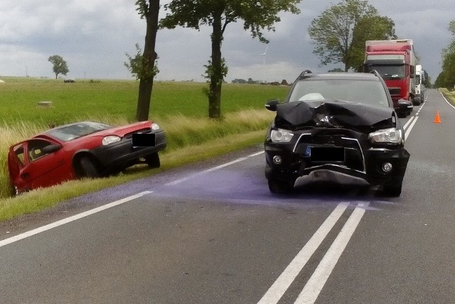 Po zderzeniu dwóch aut jedna osoba trafiła do szpitala na badania. Kierujący byli trzeźwi. Sprawca otrzymał mandat i punkty.Do  kolizji doszło w piątek (30 czerwca) około godz. 12:15 w Biskupicach na drodze krajowej nr 62. Kierujący oplem corsa 54-latek podczas nagłego hamowania nie zapanował nad pojazdem. Auto zjechało na przeciwny pas jezdni i uderzyło bokiem w prawidłowo jadące mitsubishi. Zderzenie było tak mocne, że osobówka wpadła do rowu. Pasażerka tego auta trafiła do szpitala na badania.Kierujący pojazdami byli trzeźwi. Za spowodowanie kolizji 54-latek kierujący oplem otrzymał mandat  oraz punkty karne.INFO Z POLSKI - przegląd najciekawszych informacji ostatnich dni w kraju - 29 czerwca 2017.