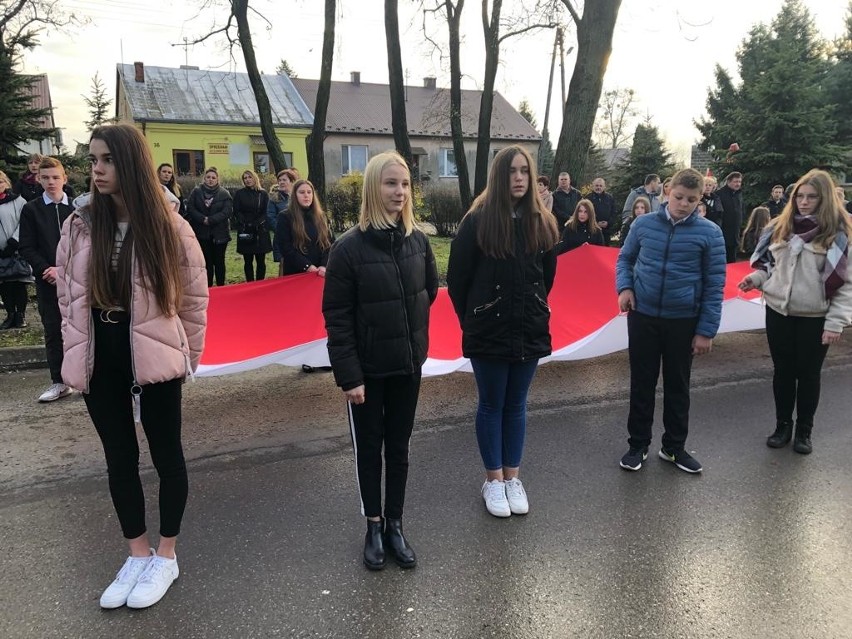 Święto Niepodległości z biało - czerwoną flagą w Koprzywnicy