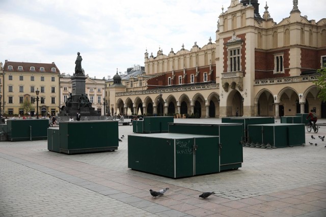 Opustoszałe podczas epidemii stragany krakowskich kwiaciarek