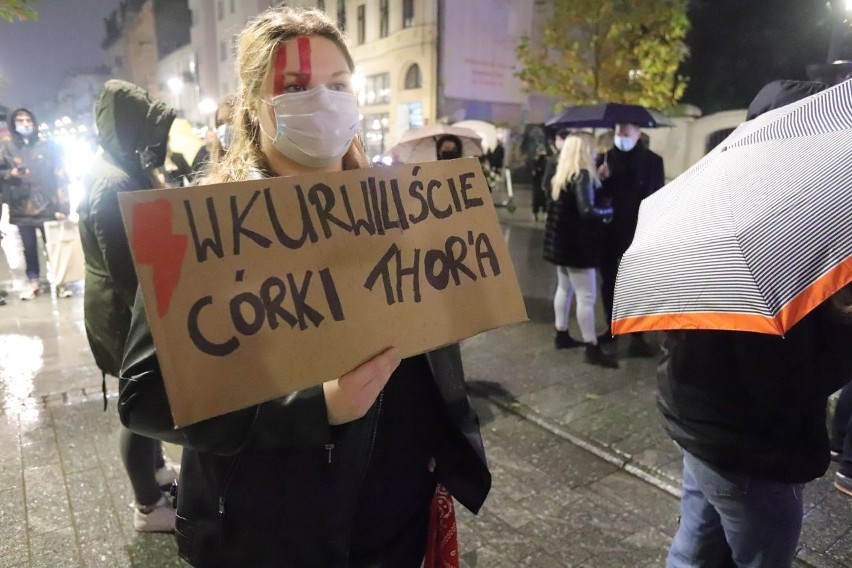 Protest w Łodzi. Kolejny dzień protestów w Łodzi. Dziś demonstracja przed siedzibą PiS na ul. Piotrkowskiej 