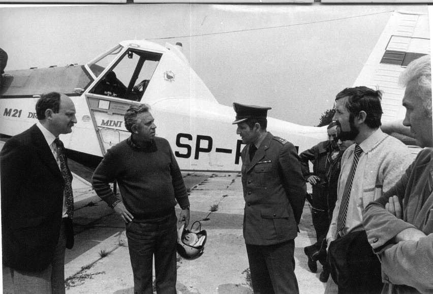 Tadeusz Pakuła, drugi z lewej, przy samolocie M-21 Mini...