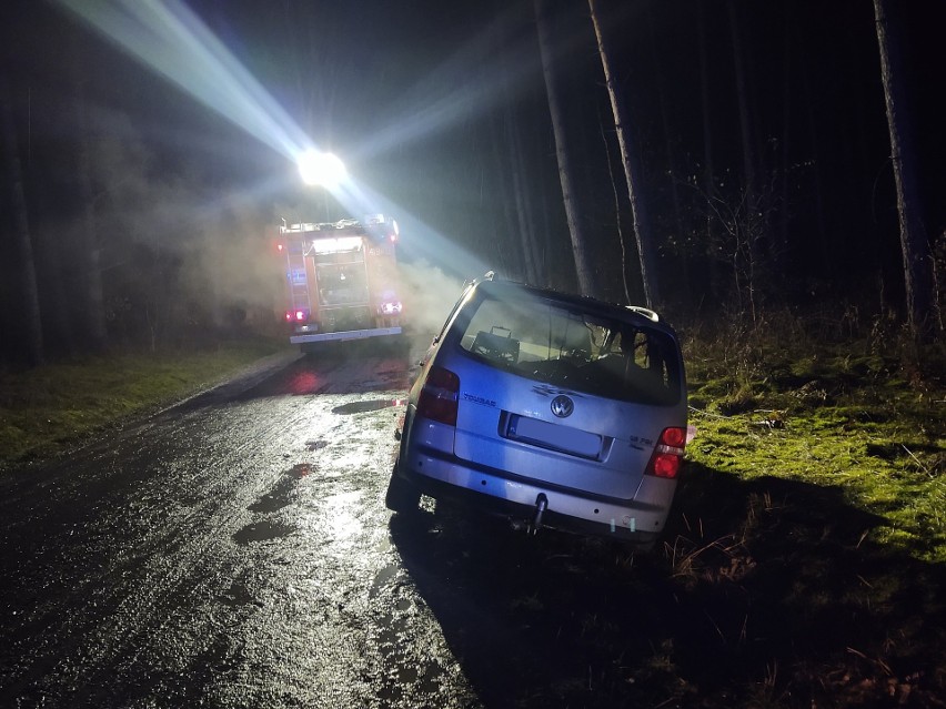 Volkswagen palił się na leśnej drodze, niedaleko drogi...