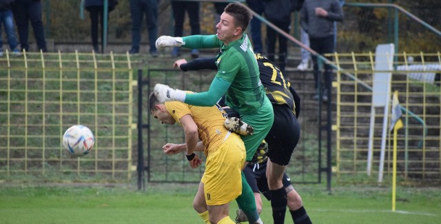 Grała 3. Liga. Star Starachowice pokonał 1:0 w Ożarowie Wisłokę Dębica, Czarni Połaniec ulegli na własnym boisku 1:2 Wieczystej Kraków, a KSZO 1929 Ostrowiec Świętokrzyski wygrał 1:0 mecz wyjazdowy z Wiślanami Jaśkowice. Zobacz więcej zdjęć >>>>>>