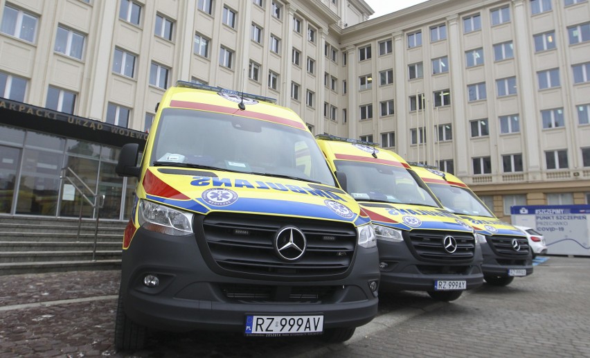 Przekazanie ambulansów wraz z wyposażeniem dla Wojewódzkiej...
