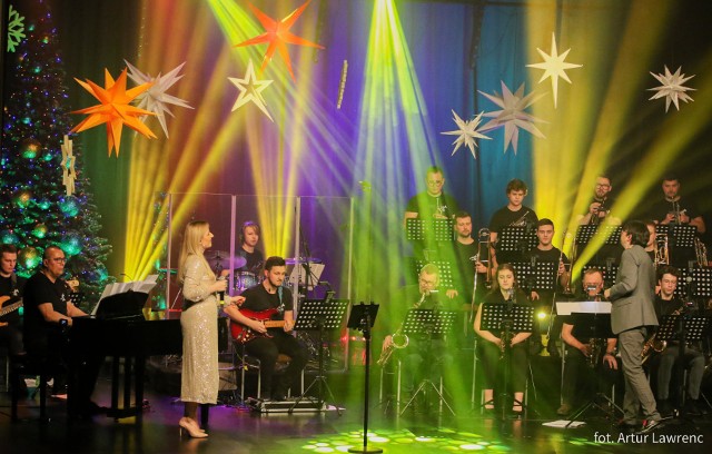 Kto widział na żywo, był zachwycony. Widzowie podkreślali świetną atmosferę, profesjonalizm artystów i niesamowity nastrój wydarzenia. Kliknij w przycisk "zobacz galerię" i przesuwaj zdjęcia w prawo - naciśnij strzałkę lub przycisk NASTĘPNE