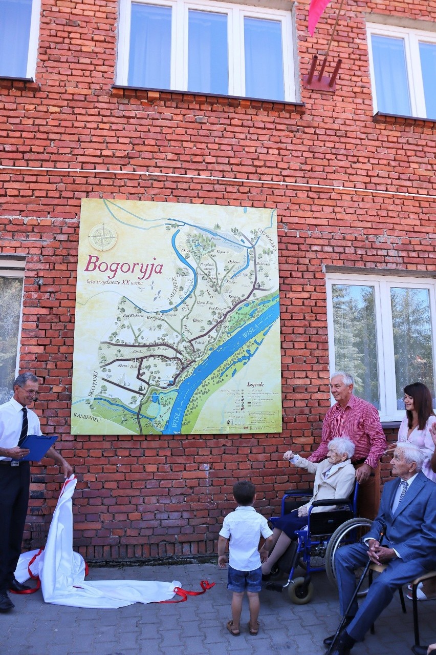 Niezwykła promocja książki o historii Bogorii Skotnickiej w gminie Samborzec z udziałem 103-letniej mieszkanki. Zobacz zdjęcia