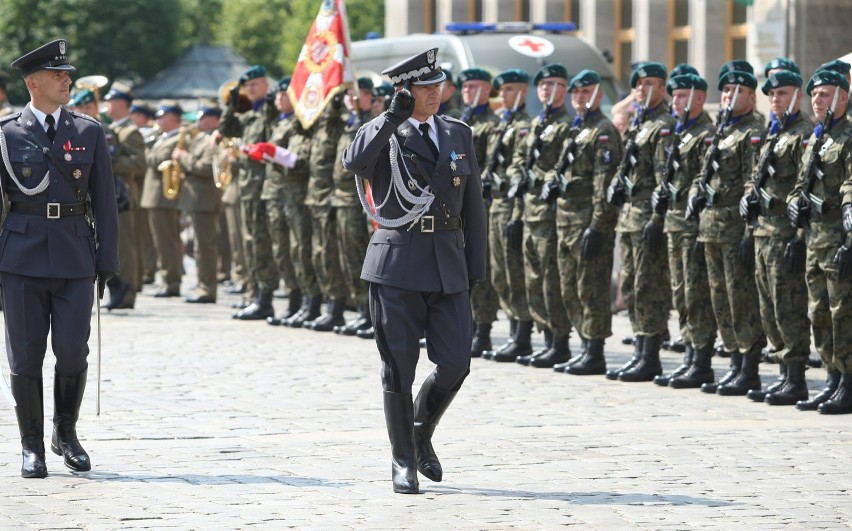 Wrocław: Apel, defilada, wystawa sprzętu - żołnierze świętowali w Rynku (ZDJĘCIA)