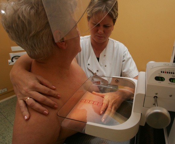 Badania mammograficzne pomogą wykryć odpowiednio wcześnie raka piersi. Muszą być jednak zrobione sprawnym aparatem.