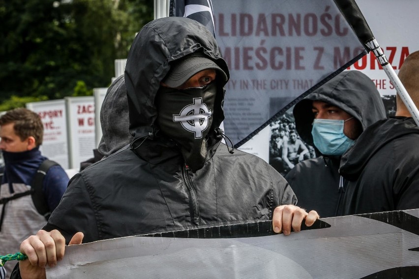 Podobną "obronę" zorganizowali kibice Legii Chełmża....