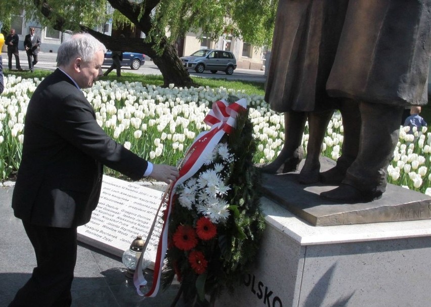 Jarosław Kaczyński pod pomnikiem Lecha i Marii
