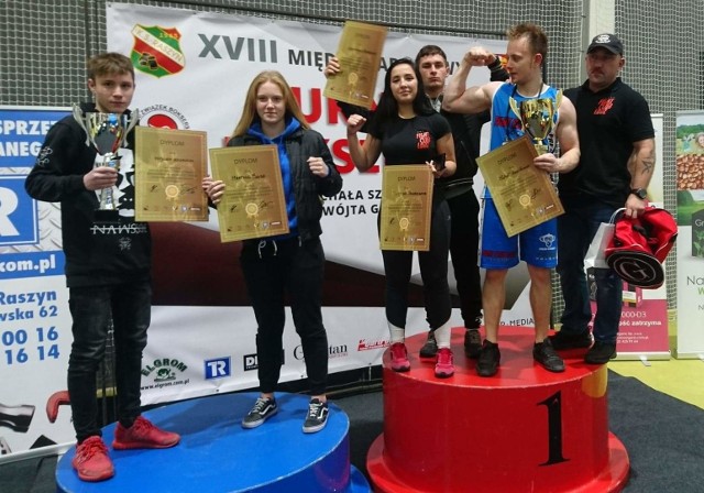 Zawodnicy Fight Club Łódź i trener Bogdan Szuba