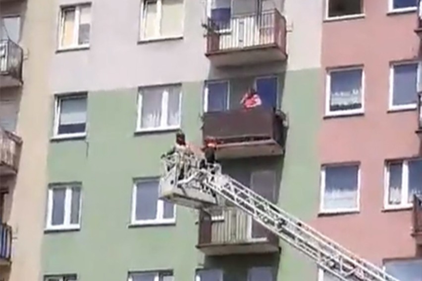 Kobieta uwięziona na balkonie przez 2-letnie dziecko, w wieżowcu przy Jana Pawła II w Koszalinie 