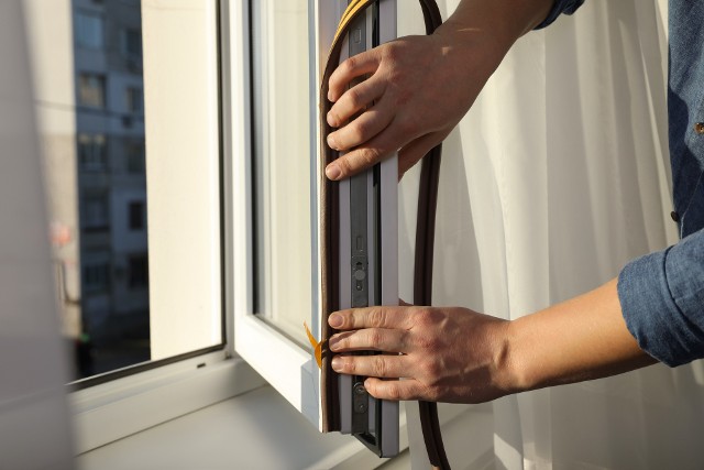 Odpowiednia uszczelka do okien zapobiega stratom nawet 40% ciepłego powietrza. Warto o tym pamiętać szczególnie przy tegorocznym kryzysie energetycznym.