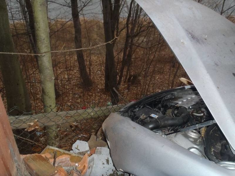 Wypadek na DK 87. Samochód osobowy z Krakowa rozbił się w dolinie Popradu