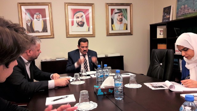 Jussif Issa Hassan al-Sabri, ambasador Zjednoczonych Emiratów Arabskich w Polsce podczas konferencji prasowej poinformował,  że jego kraj wprawdzie prowadzi wojnę, ale też udziela Jemenowi pomocy humanitarnej, skierowanej do ludności cywilnej.
