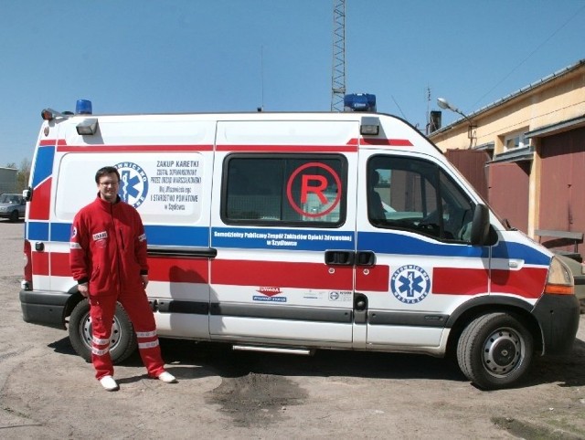 Arkadiusz Sobieraj, kierownik pogotowia ratunkowego w Szydłowcu, przy jednej z nowszych karetek zakupionych na potrzeby pogotowia.