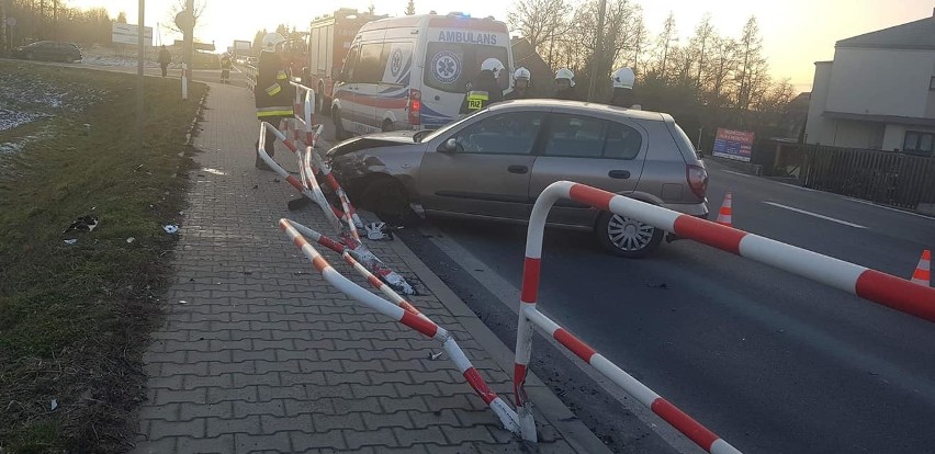 Wypadek w Domiarkach. Na krajowej siódemce samochód wpadł w bariery