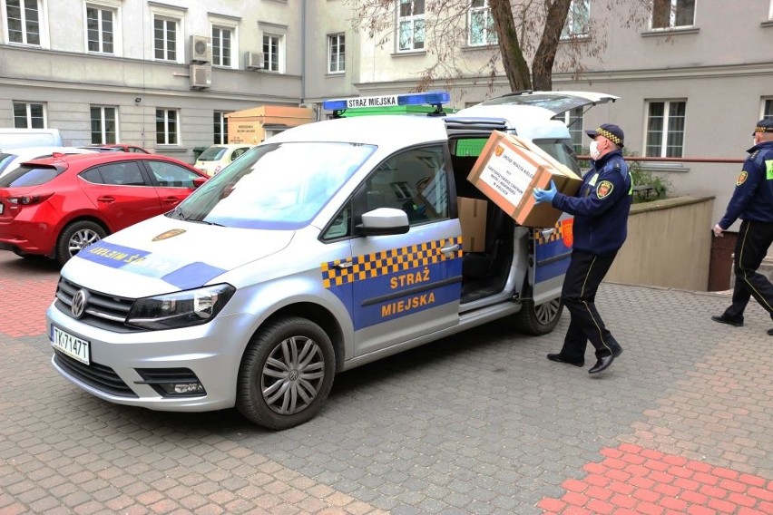 Kilkanaście tysięcy maseczek przekazały w środę 15 kwietnia służby prezydenta Kielc do kieleckich instytucji [WIDEO, ZDJĘCIA]