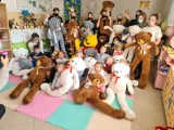 "Gesty Regesty". Wolontariusze podarowali ogromne misie dzieciom z Przedszkola Świetlik w Skowronnie (ZDJĘCIA)