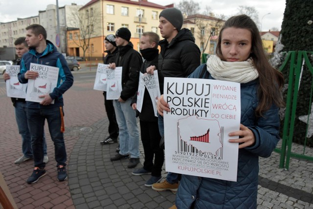 Organizatorzy kampanii proponują korzystanie ze specjalnej aplikacji “Pola”, która pozwoli sprawdzić, czy dana rzecz jest polskiej produkcji.