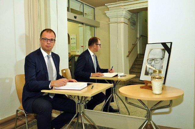 Prezydent Przemyśla Wojciech Bakun zamieszcza swój wpis w księdze kondolencyjnej.