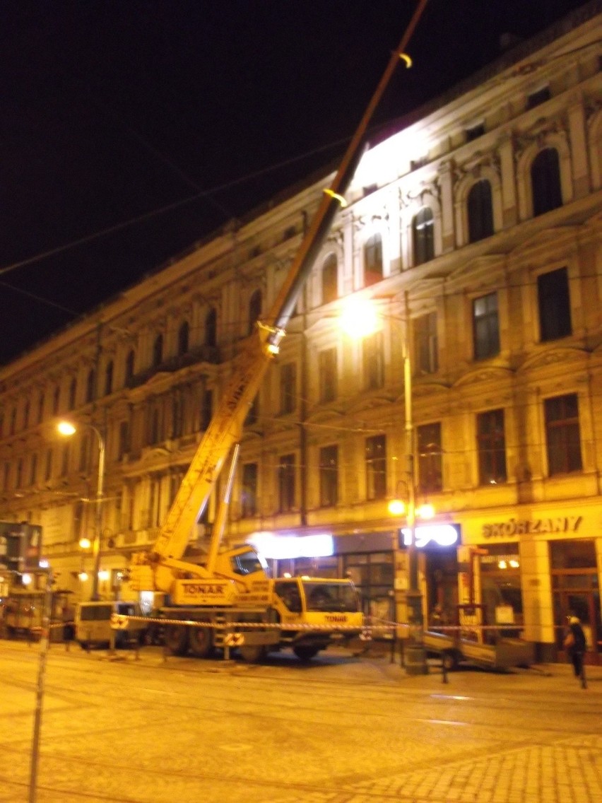 Wrocław: Wielki remont przy pl. Teatralnym trwa w dzień i w nocy [ZDJĘCIA]
