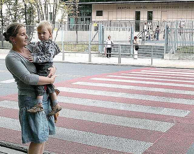 - To przejście zostało odpowiednio oznaczone, ale przydałby się na nim jeszcze "Mikołaj&#8221; &#8211; mówi Marzena Spyt.